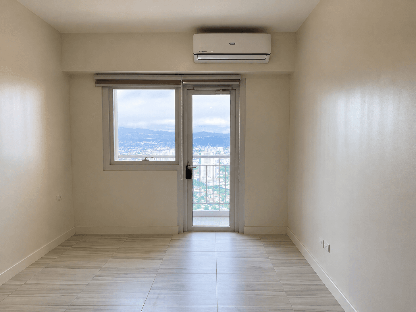 56th Floor Maven Studio | Balcony + Open East View | Capitol Commons — photo 2 of 3